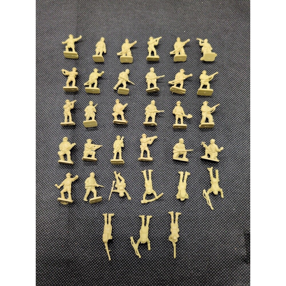 (33) Infantry Soldiers With Rifles Miniatures 1/72 Scale